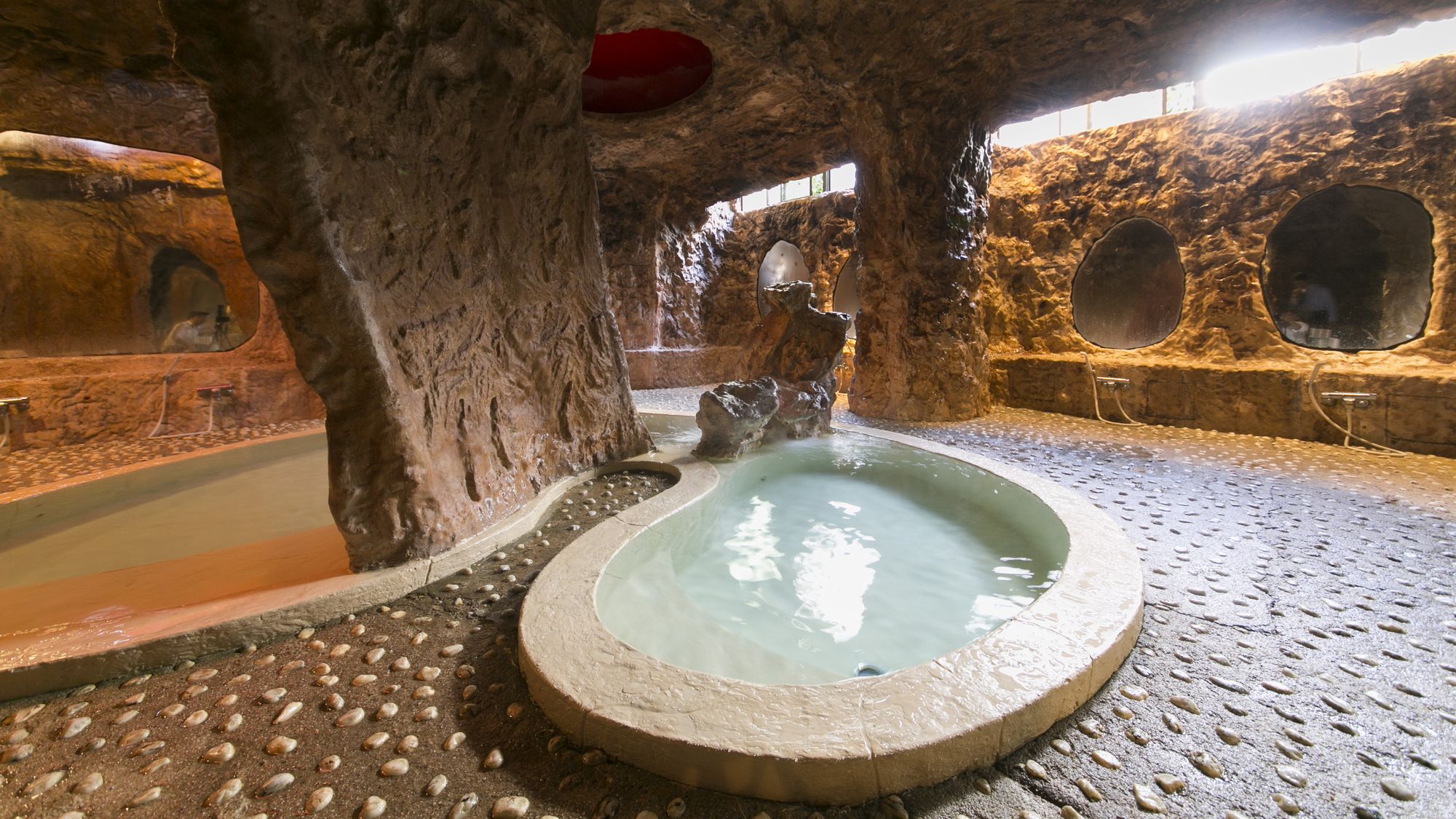 洞窟風呂／まるで地底を思わせる野趣味豊かな洞窟風呂。