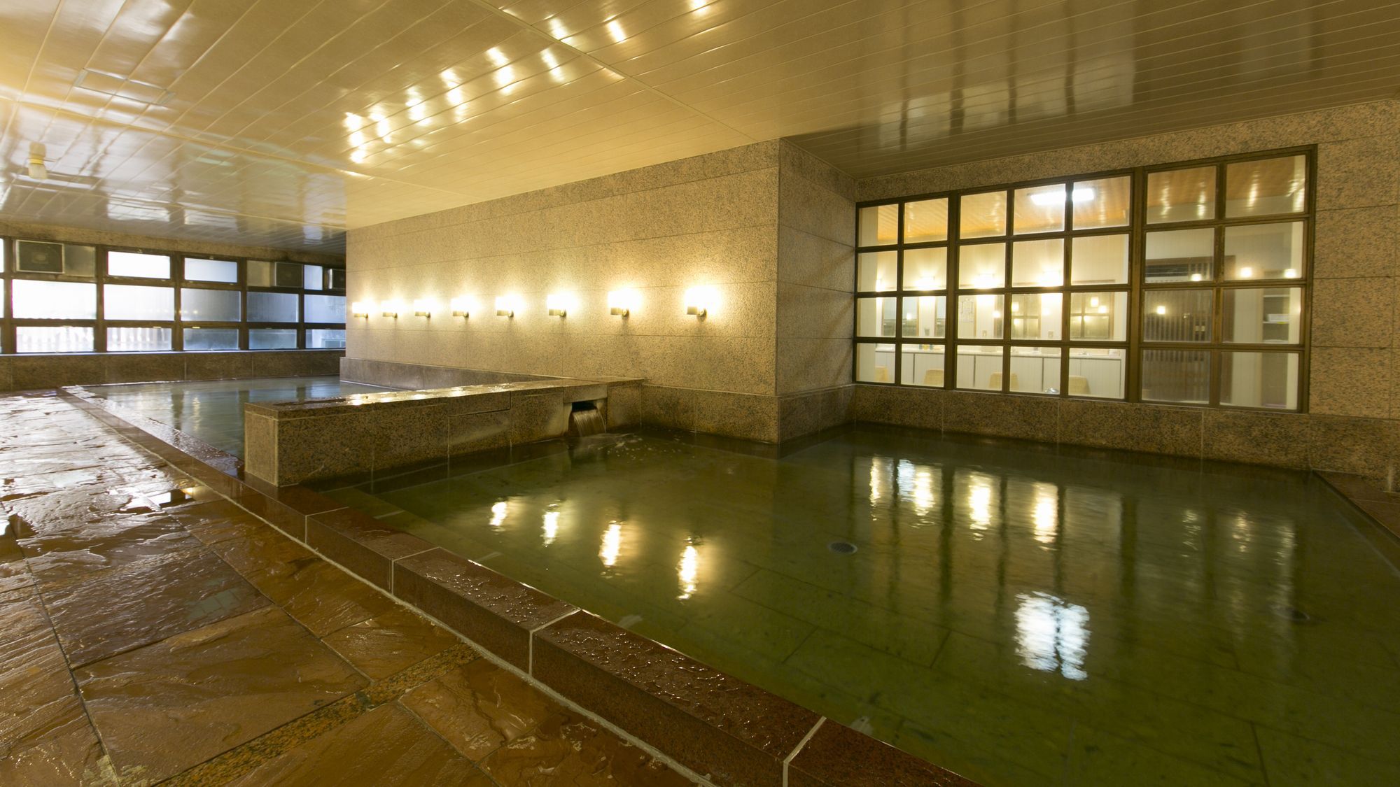 きららの湯／御影石をふんだんに使用した、清潔感あふれる大浴場。