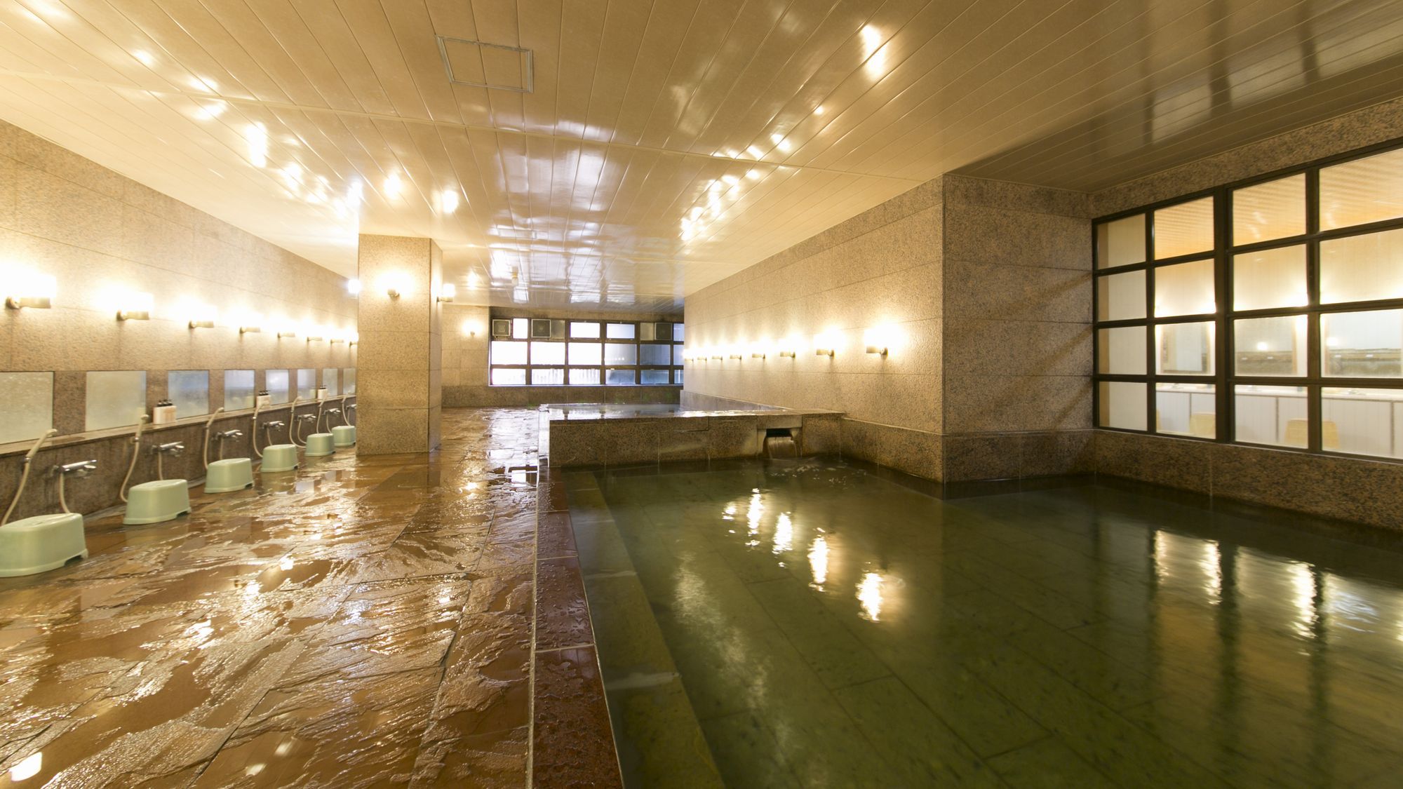 きららの湯／御影石をふんだんに使用した、清潔感あふれる大浴場。