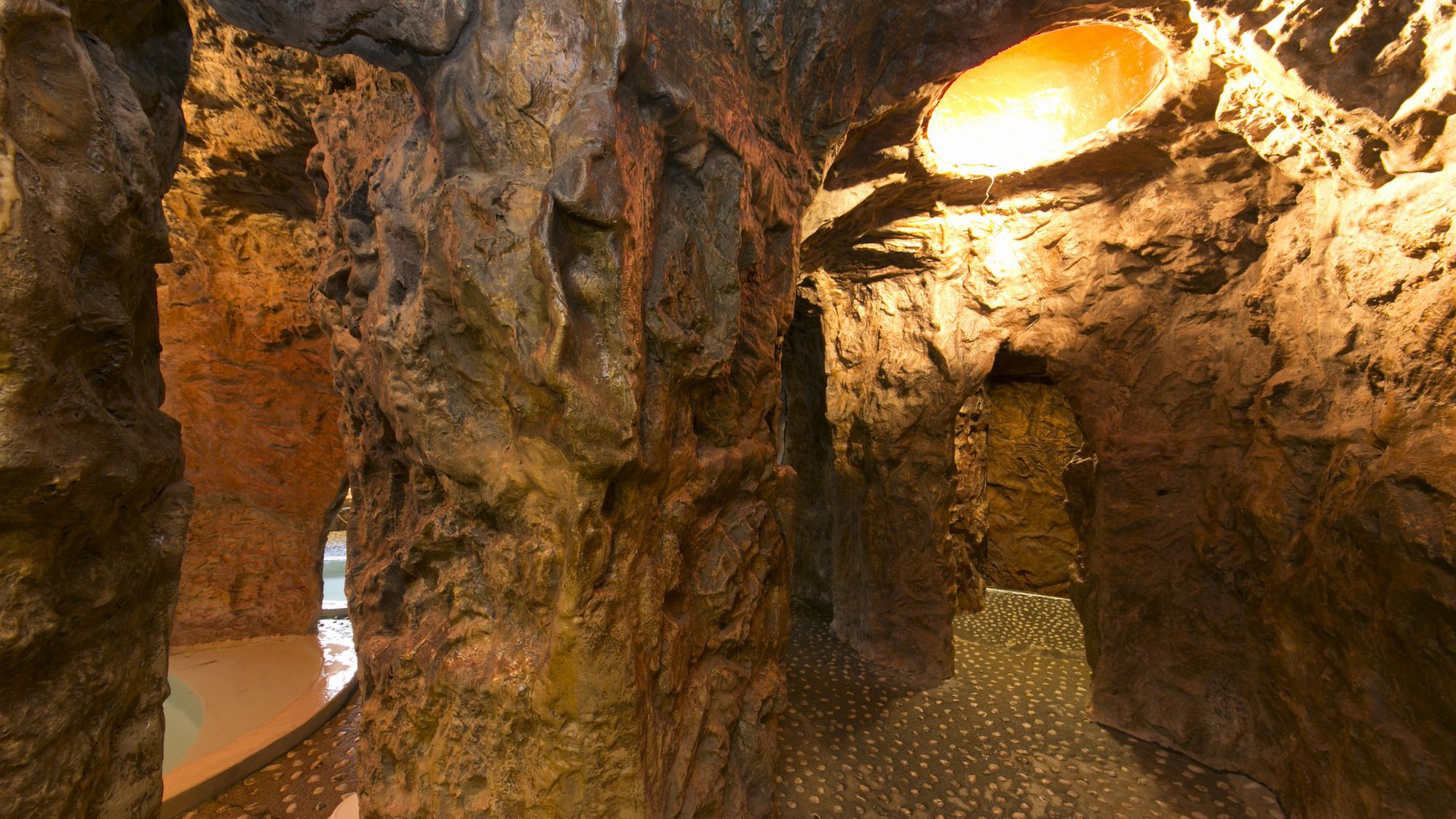 洞窟風呂／まるで地底を思わせる野趣味豊かな洞窟風呂。
