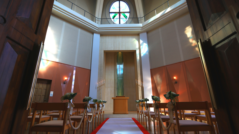 【結婚式場-トワホール-】ステンドグラスを通して陽光が降り注ぐトワホール