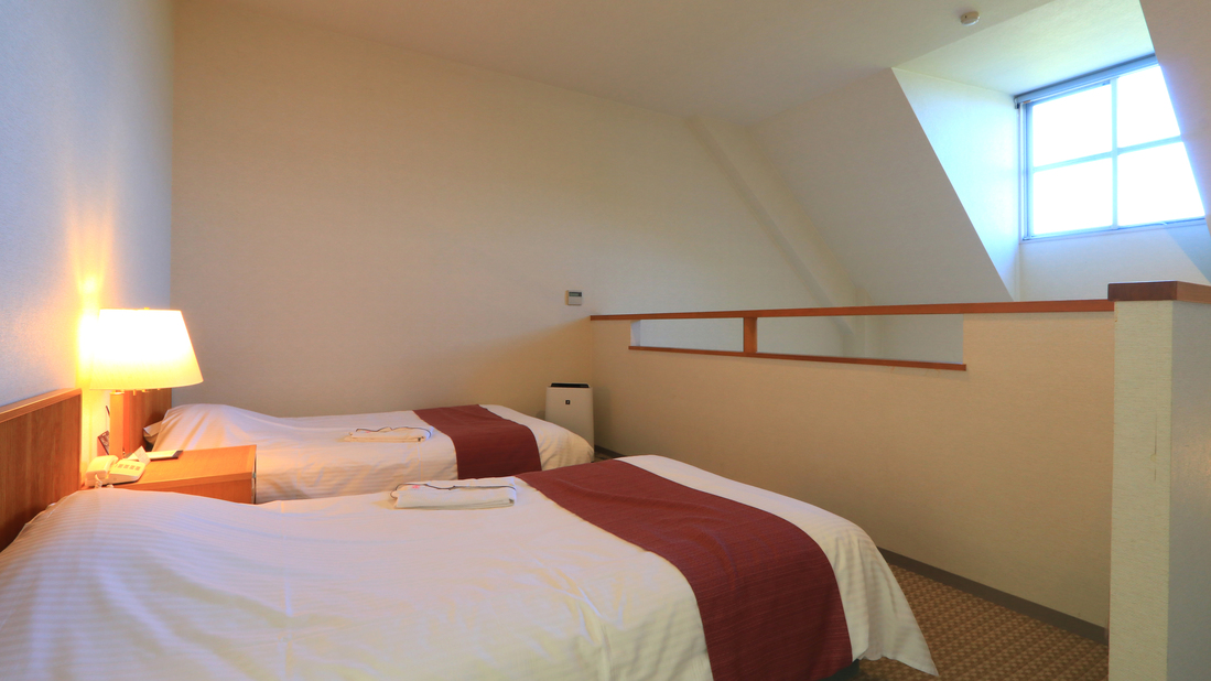 【客室-メゾネット和洋室-】 ロフトのベッドルームには2ベッドございます。