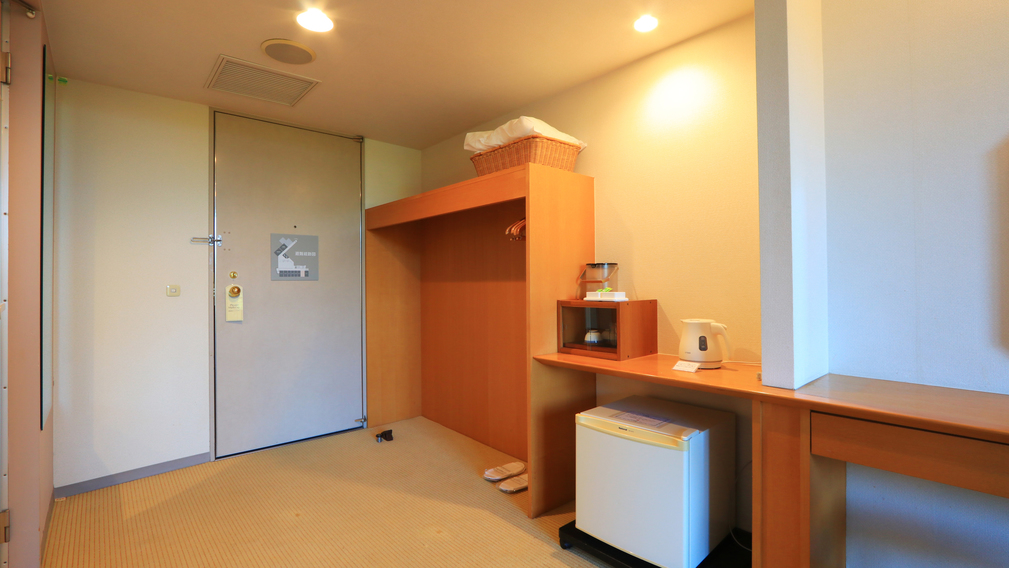 【客室-バリアフリーツイン-】開放されたクローゼット。冷蔵庫・金庫も移動可能です。