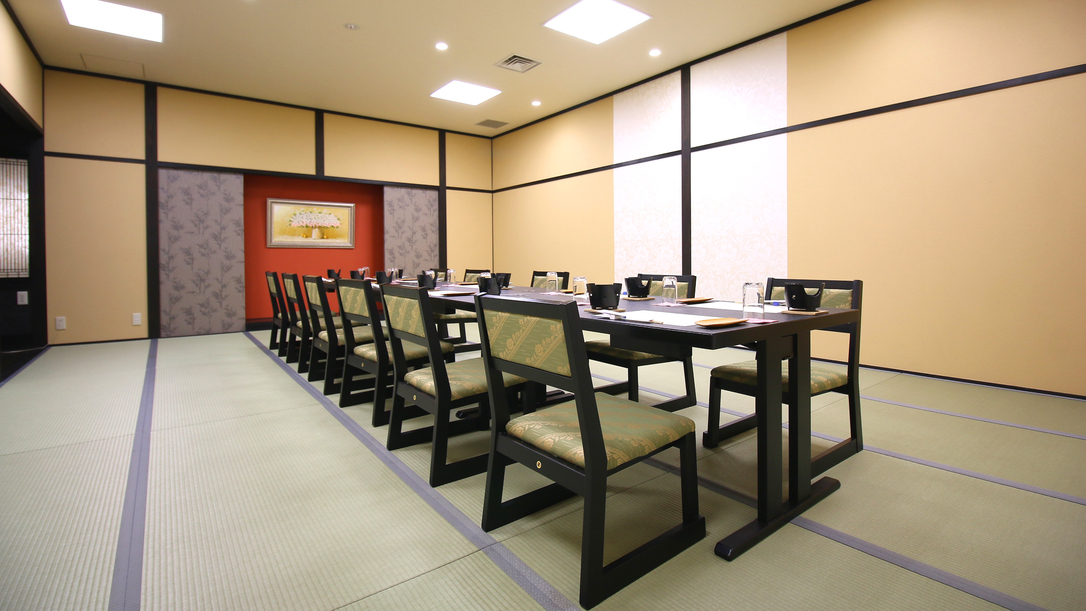 【小会議室-アイリス-】 24畳の小会議室。25名様までのご利用が可能です。
