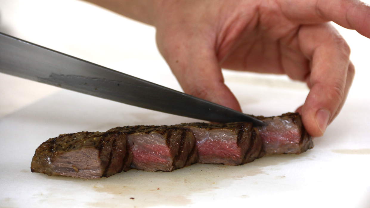 【牛ロース肉のステーキ】肉厚で旨味の詰まったステーキ