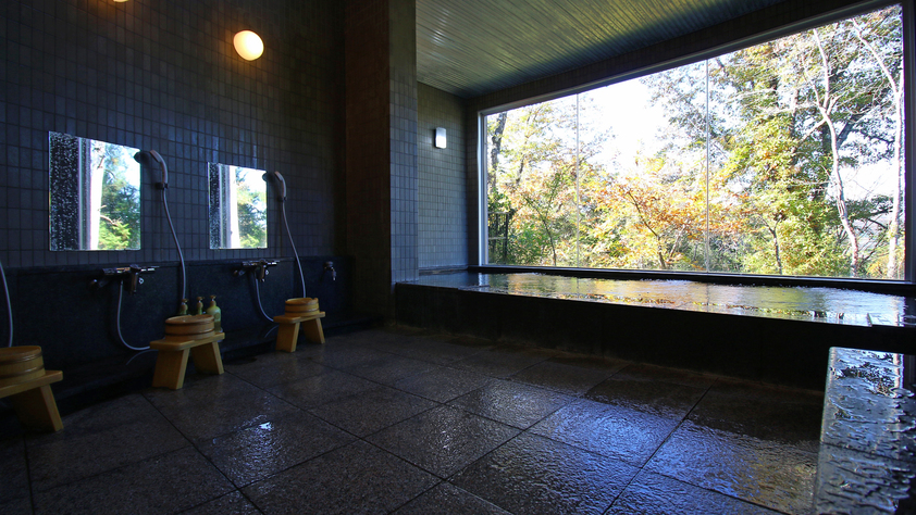 【大浴場-女湯-】四季折々の景色を目の前に、ゆったりお寛ぎください