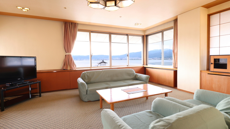 【諏訪湖一望・和洋室】リビング+和室12.5畳+8畳／〜7名