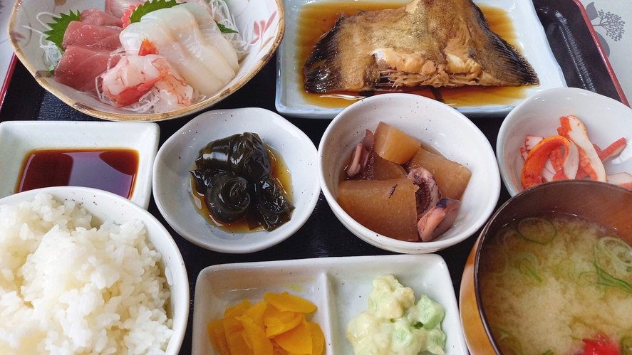 *夕食一例/北海道ならでは！焼き魚やお刺身など地元根室の旬の食材をご用意します。