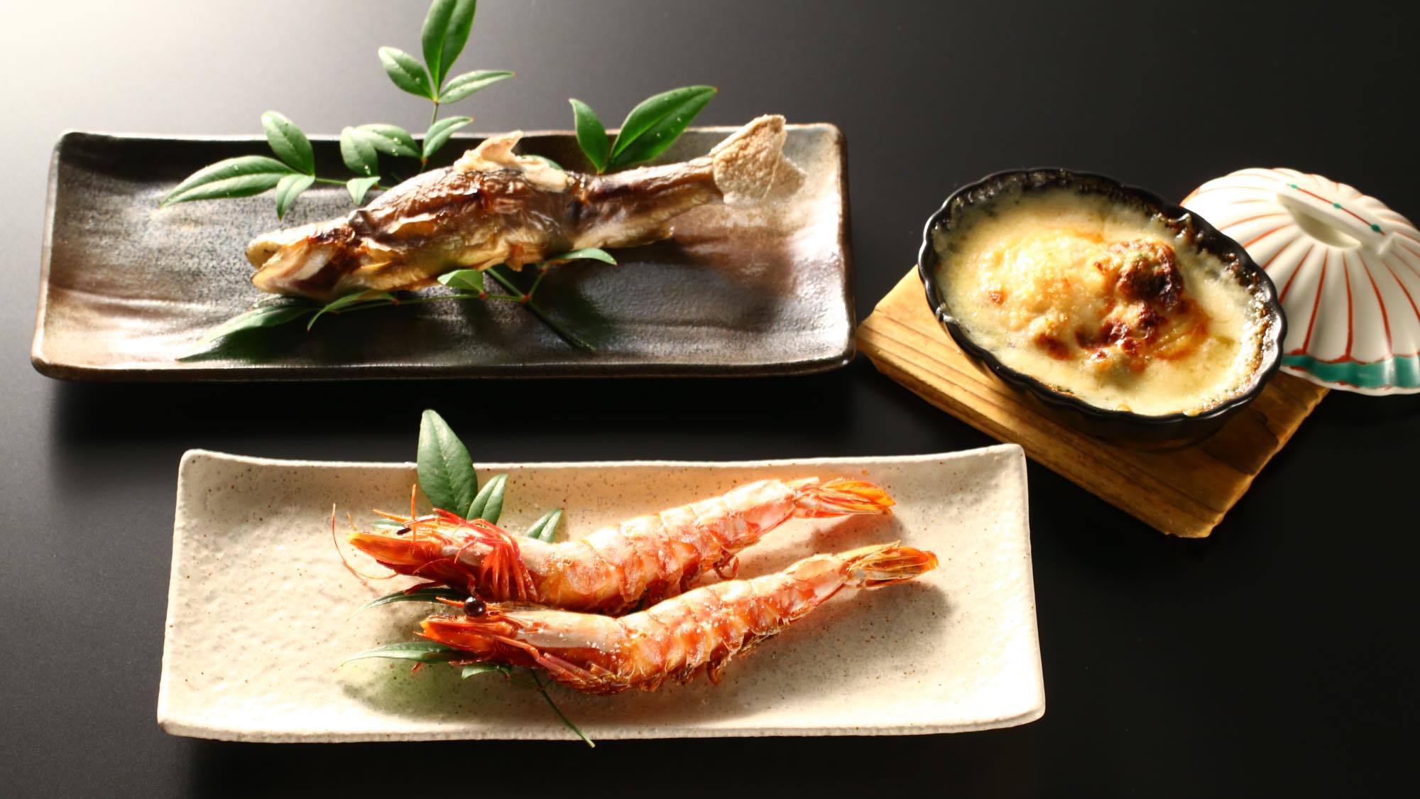 【夕食】「選べる焼き物」3種から選択可能。海老の塩焼・岩魚塩焼・茸と帆立のグラタン