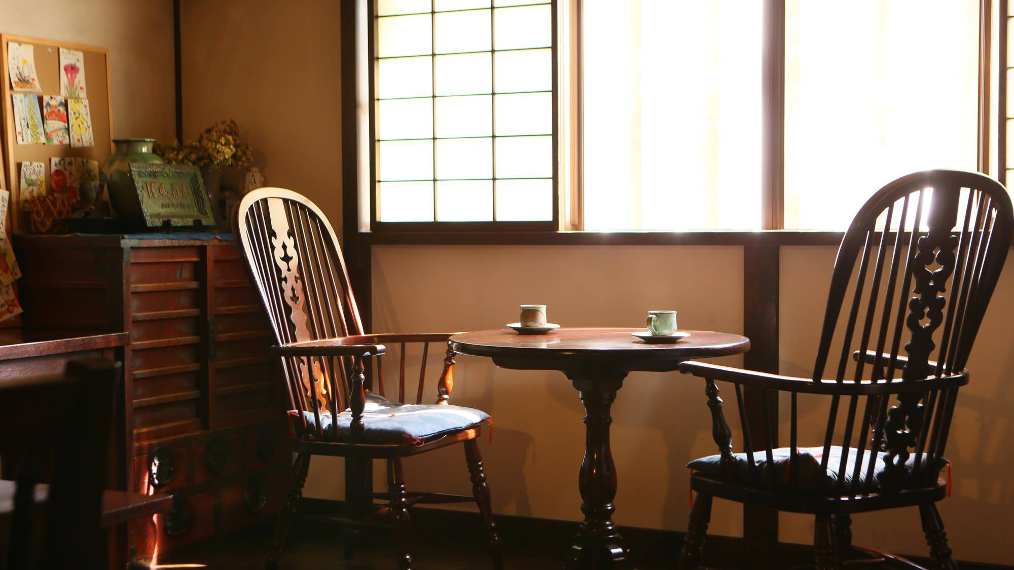 落ち着いた空間の談話室。松本民芸家具に囲まれてモーニングコーヒーはいかが？