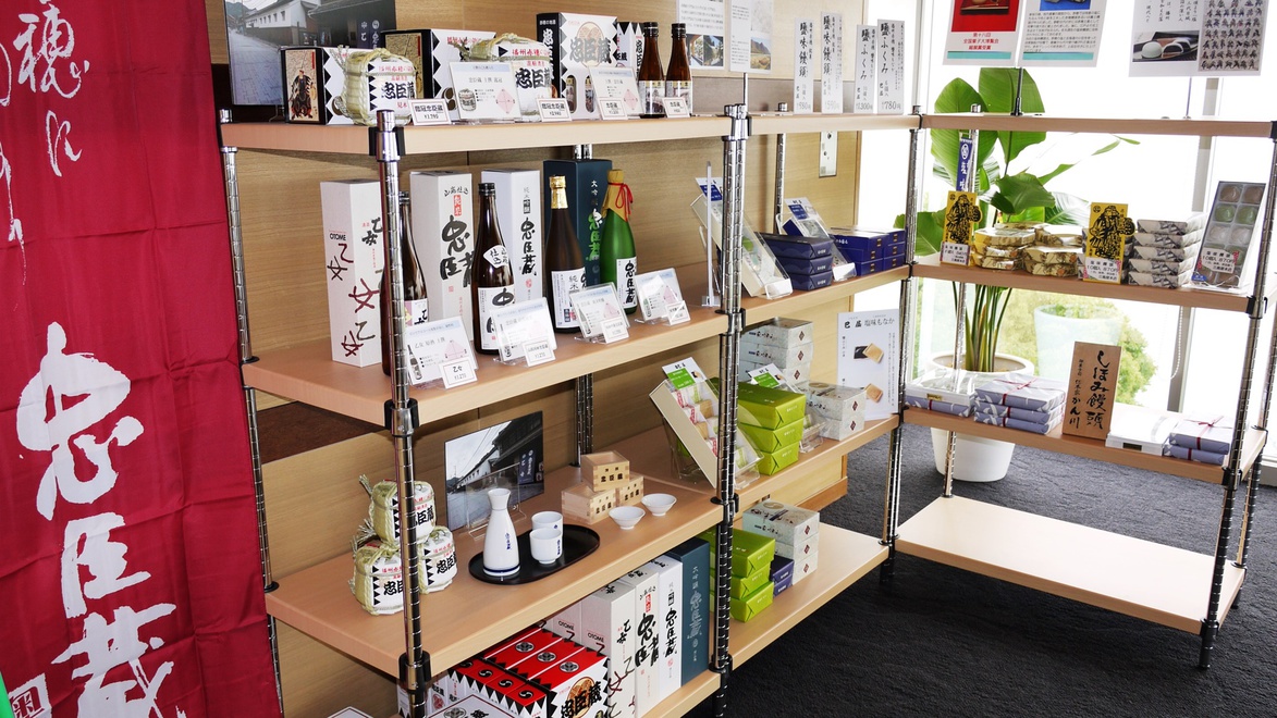 *ご当地名物満載の売店（フロント横）