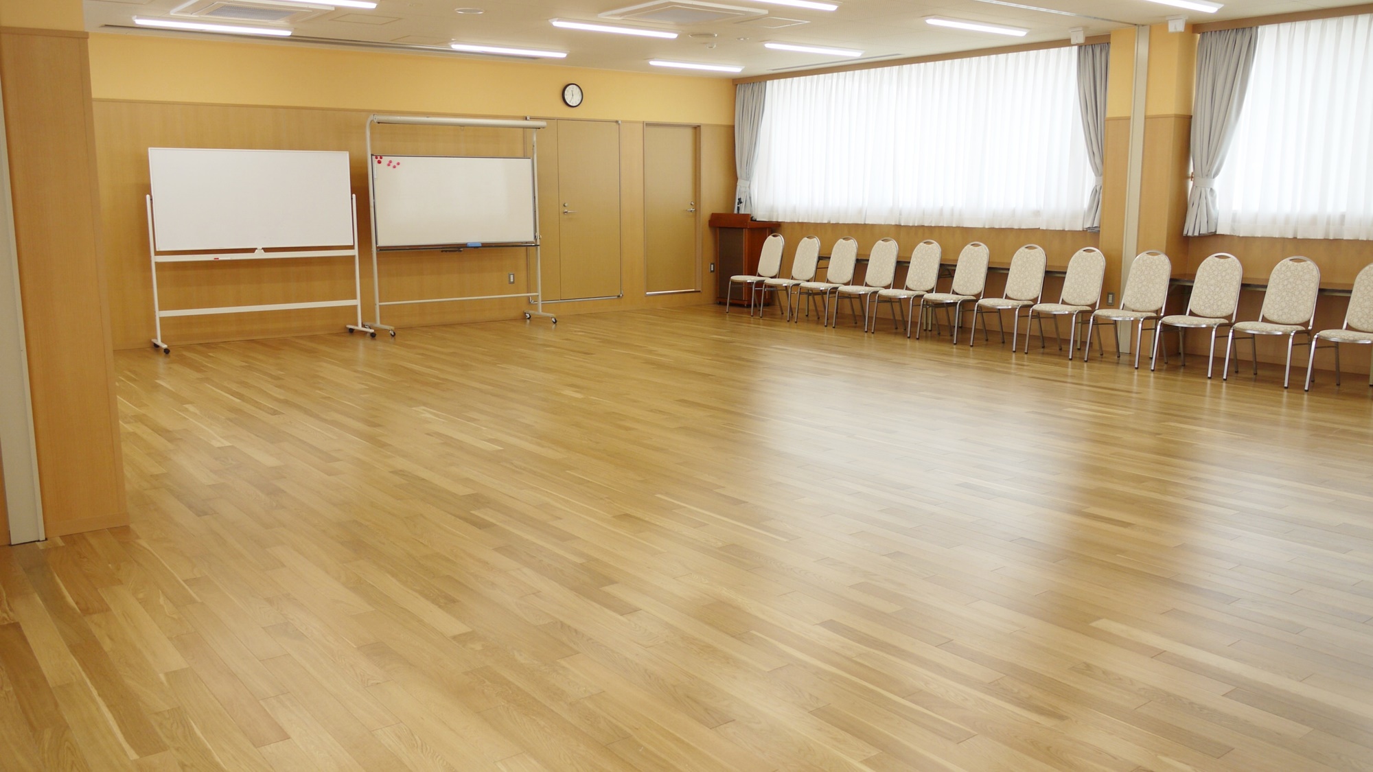 *小ホール（ダンスなどの練習場としてもお使いいただけます。）