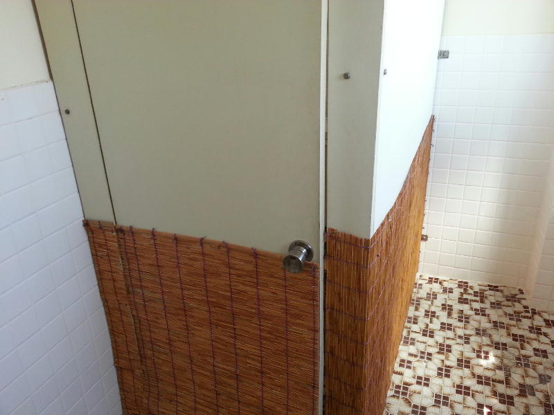 男性用お手洗いの壁