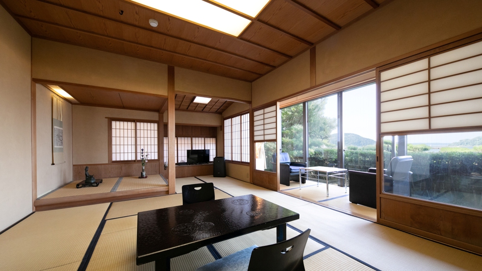 【10畳/松の間】客室は数寄屋造りの純和風建築の静かで落ち着いた空間です。
