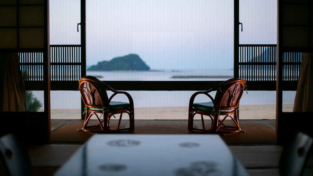 本館20畳/西の間大島や鳥島、宝当神社のある高島などの景色がお愉しみいただけます