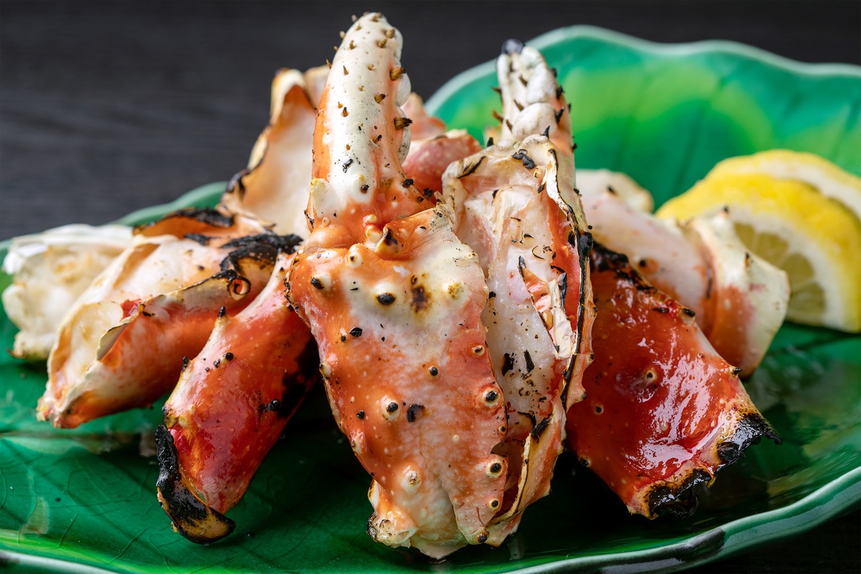 特別メニュー「焼きタラバ蟹」香ばしい香りと旨味がたっぷり！当館人気メニューです