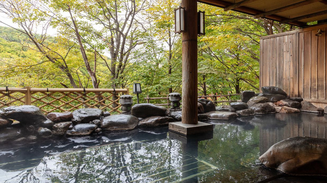 【露天風呂】秋紅葉を眺めながら源泉かけ流し温泉をご堪能いただけます。