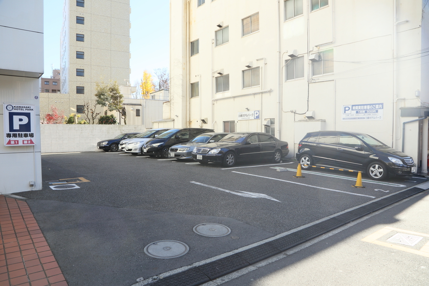 平面駐車場は最長9ｍまでの大型車も駐車可能です。（要予約）