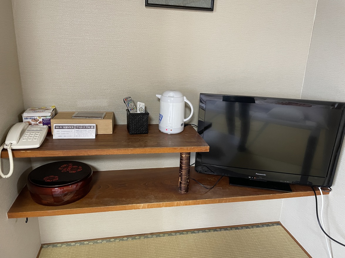 湯沸しポット、テレビ、お茶セット