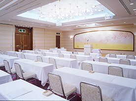 【大会議室】最大180名様までの会議・研修会・講習会・展示会等、様々な用途でお使い頂けます