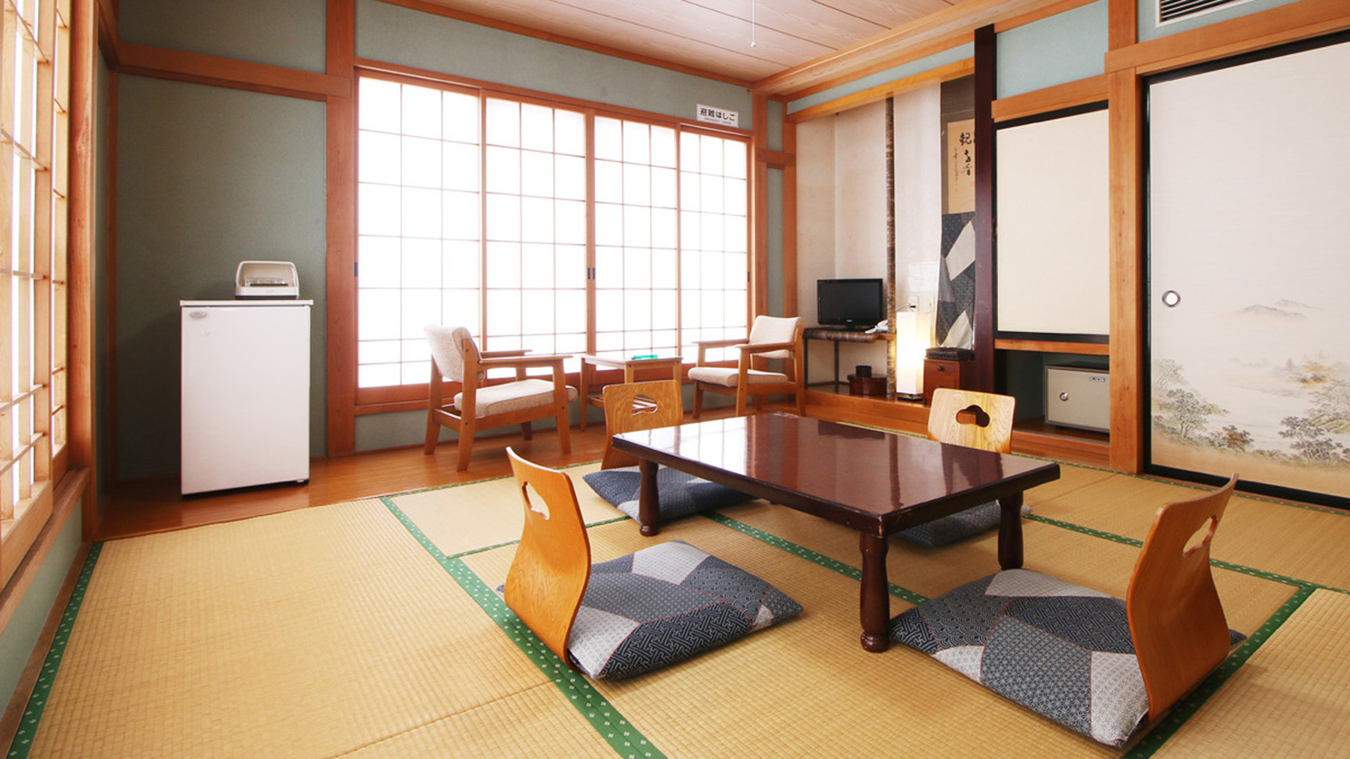 【客室】お部屋にはテレビ、冷蔵庫、お茶セットをご用意しております♪