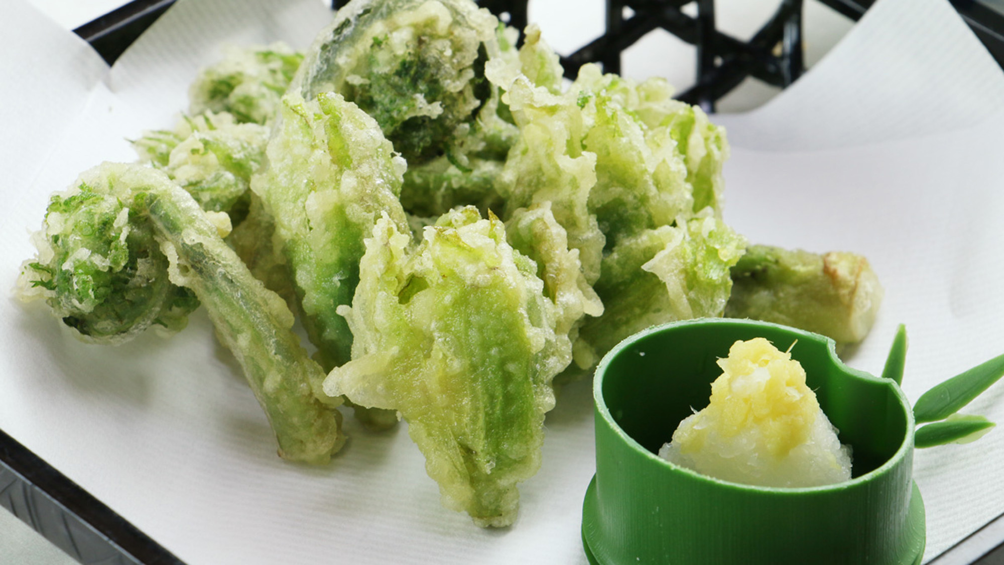 【お料理〜山菜の天ぷら〜】時期により変わる旬の味をお楽しみください
