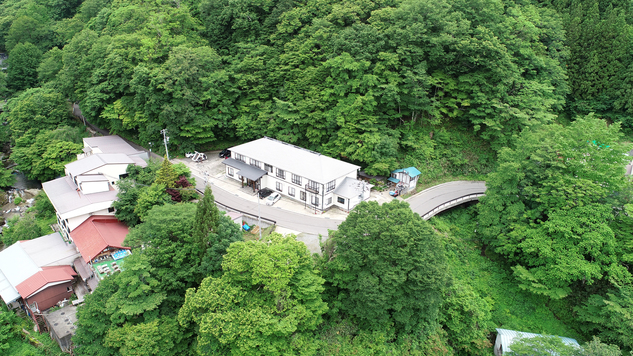 【外観】緑豊かな渓谷に佇む宿