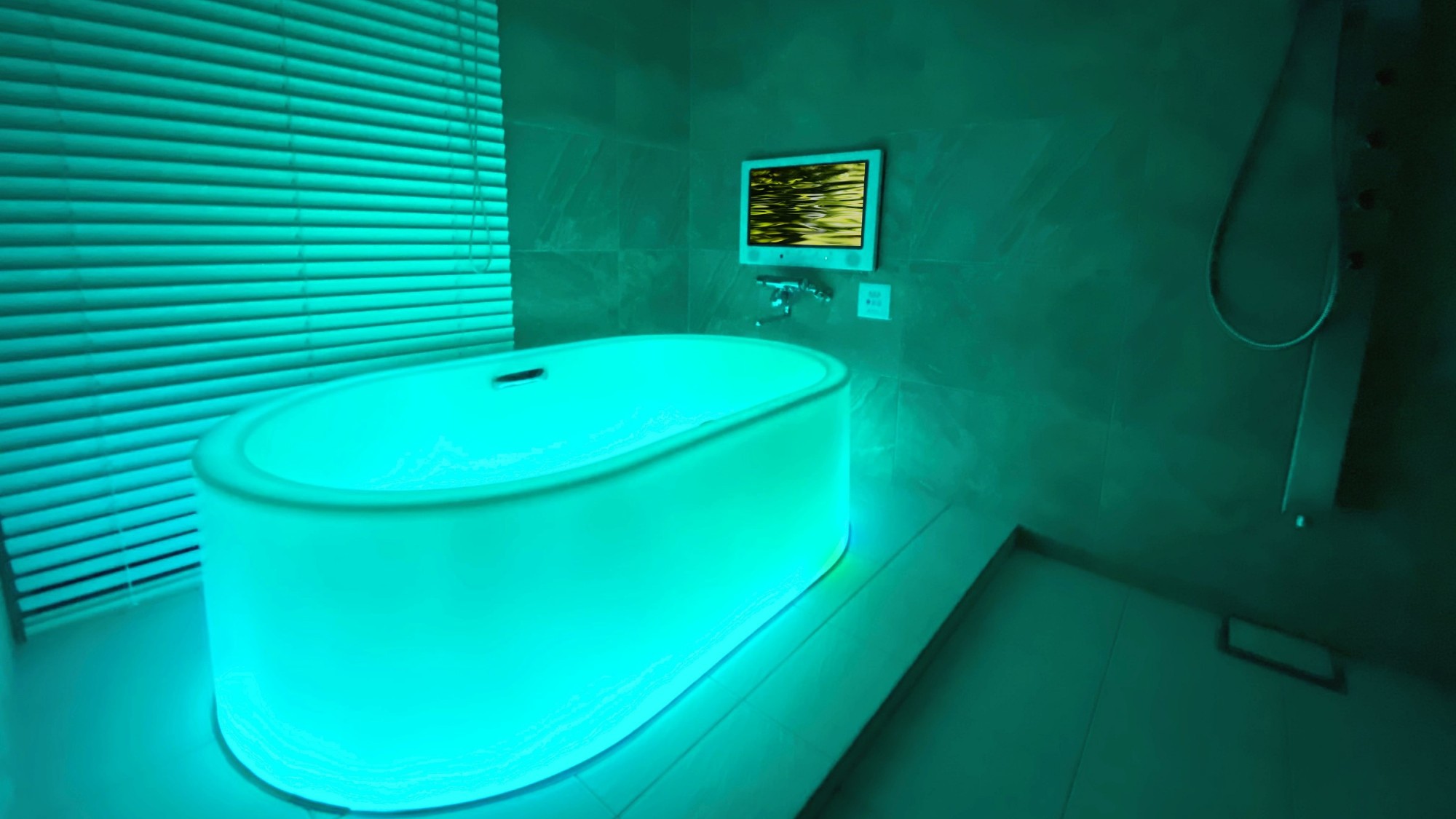 【スイートルーム713号室浴室】七色に光る浴槽『HOTARU』