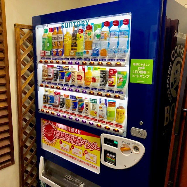 自販機は人気のサントリーを採用しております。