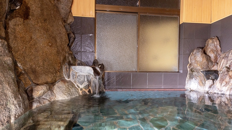 大浴場約38度のぬるめの温泉でヌルヌルした柔らかい肌触りが特徴です。