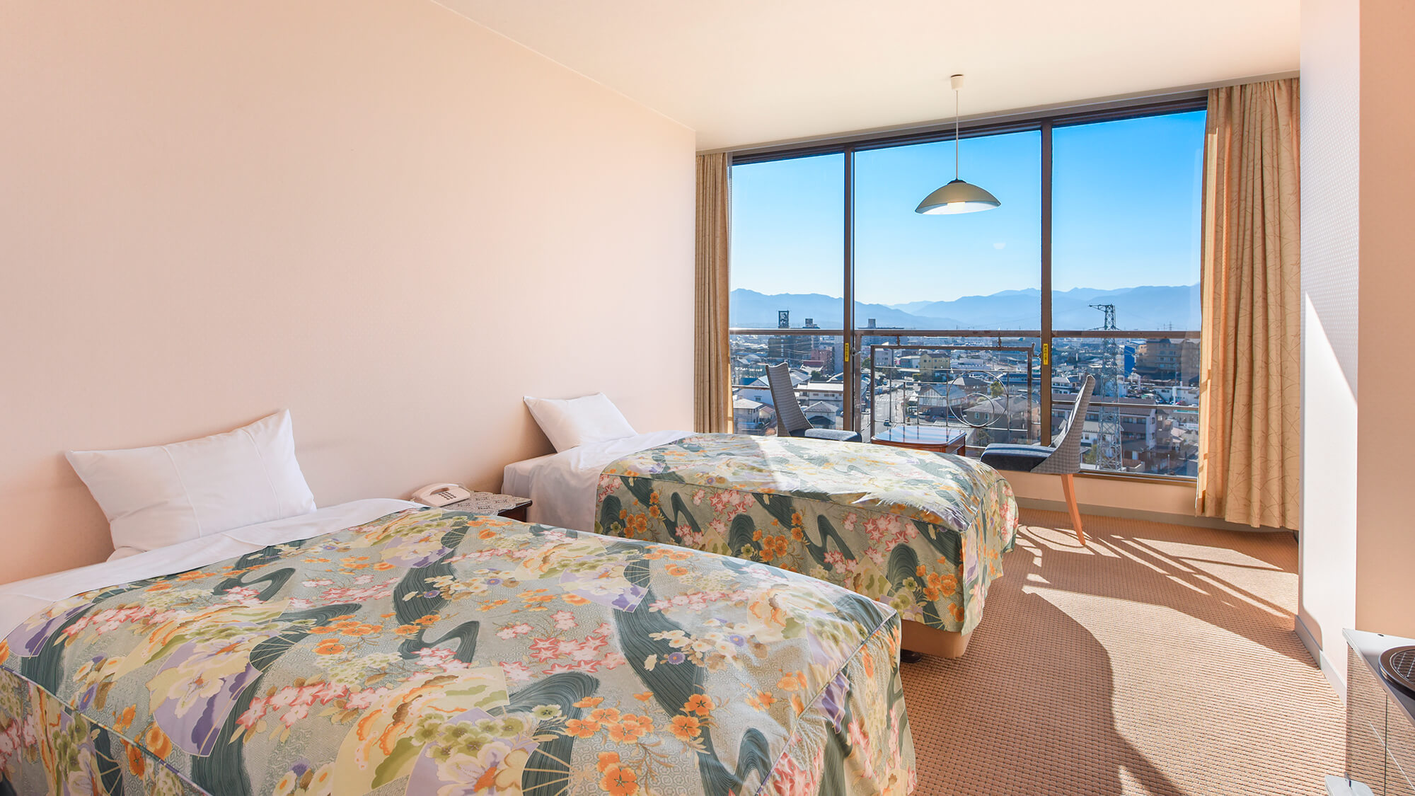 最上階8階・和洋室（和室10畳＋ツイン）バス・シャワートイレ付