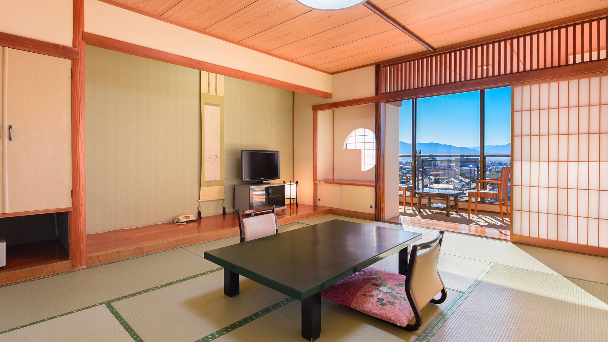 最上階8階・和洋室（和室10畳＋ツイン）バス・シャワートイレ付