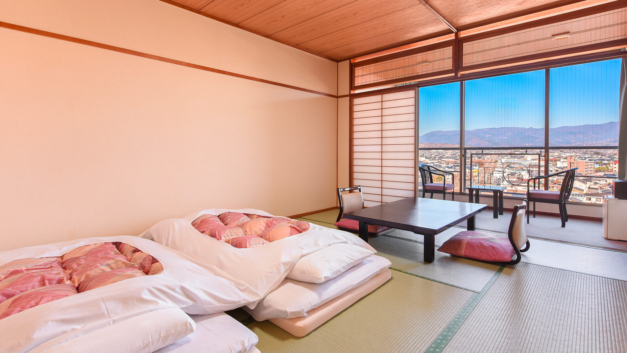 甲斐の山々を望む和室10畳