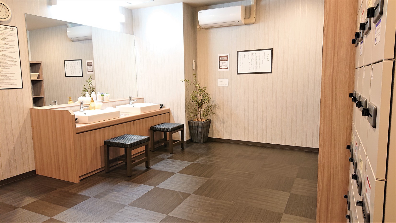 女性脱衣場①