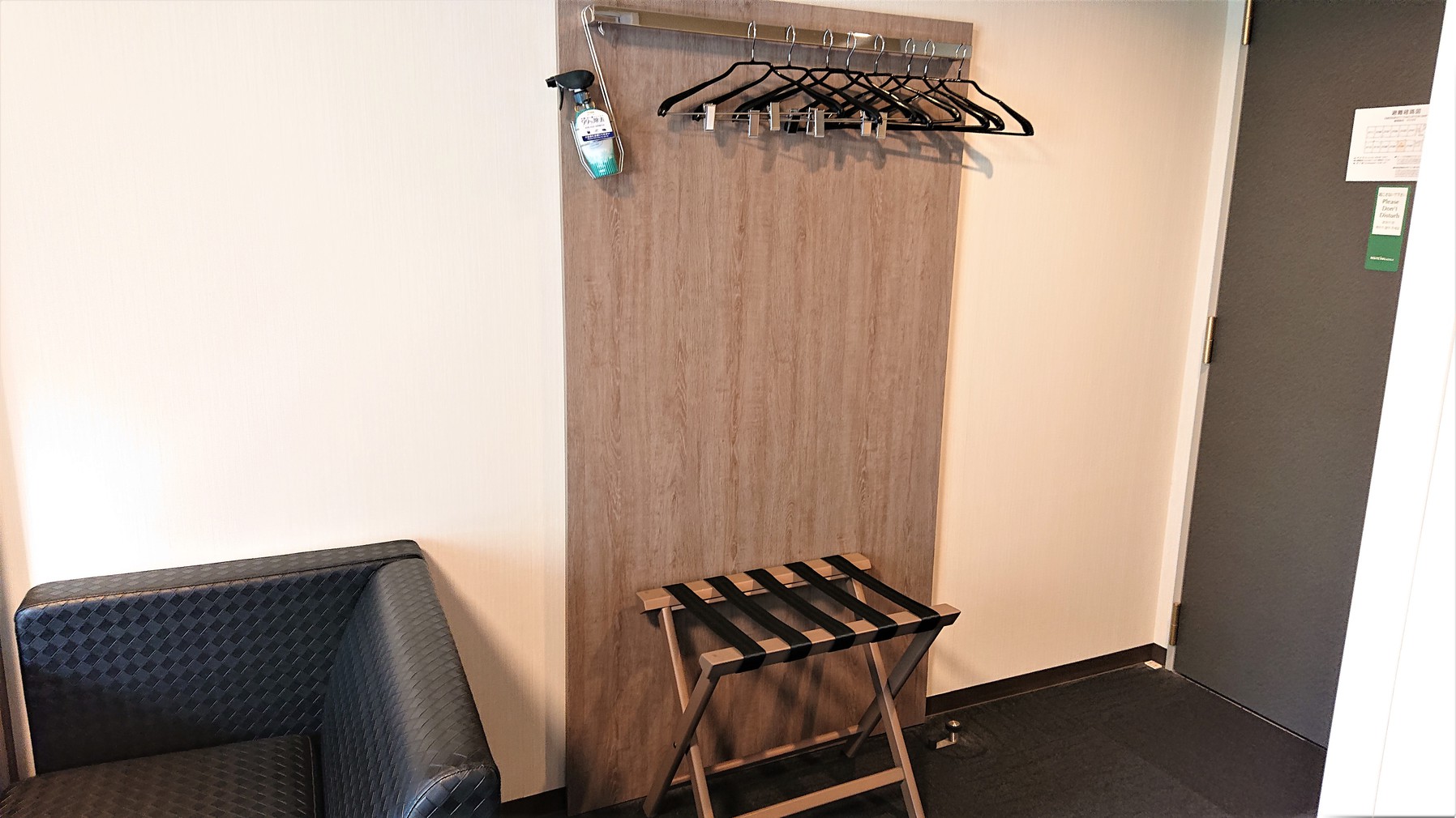 <東館＞コンフォートルームハンガー、荷物台