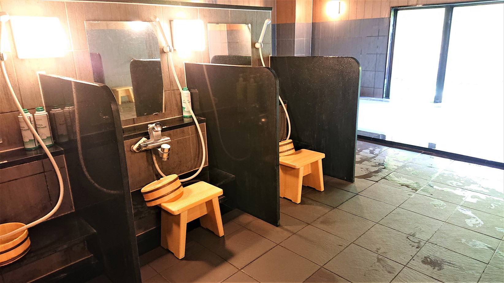 男性大浴場洗い場①