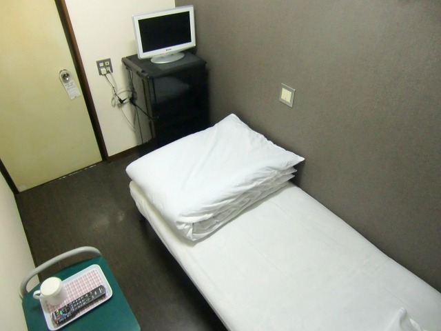 本館の喫煙「小洋室」大型冷蔵庫付き（男性向き）②