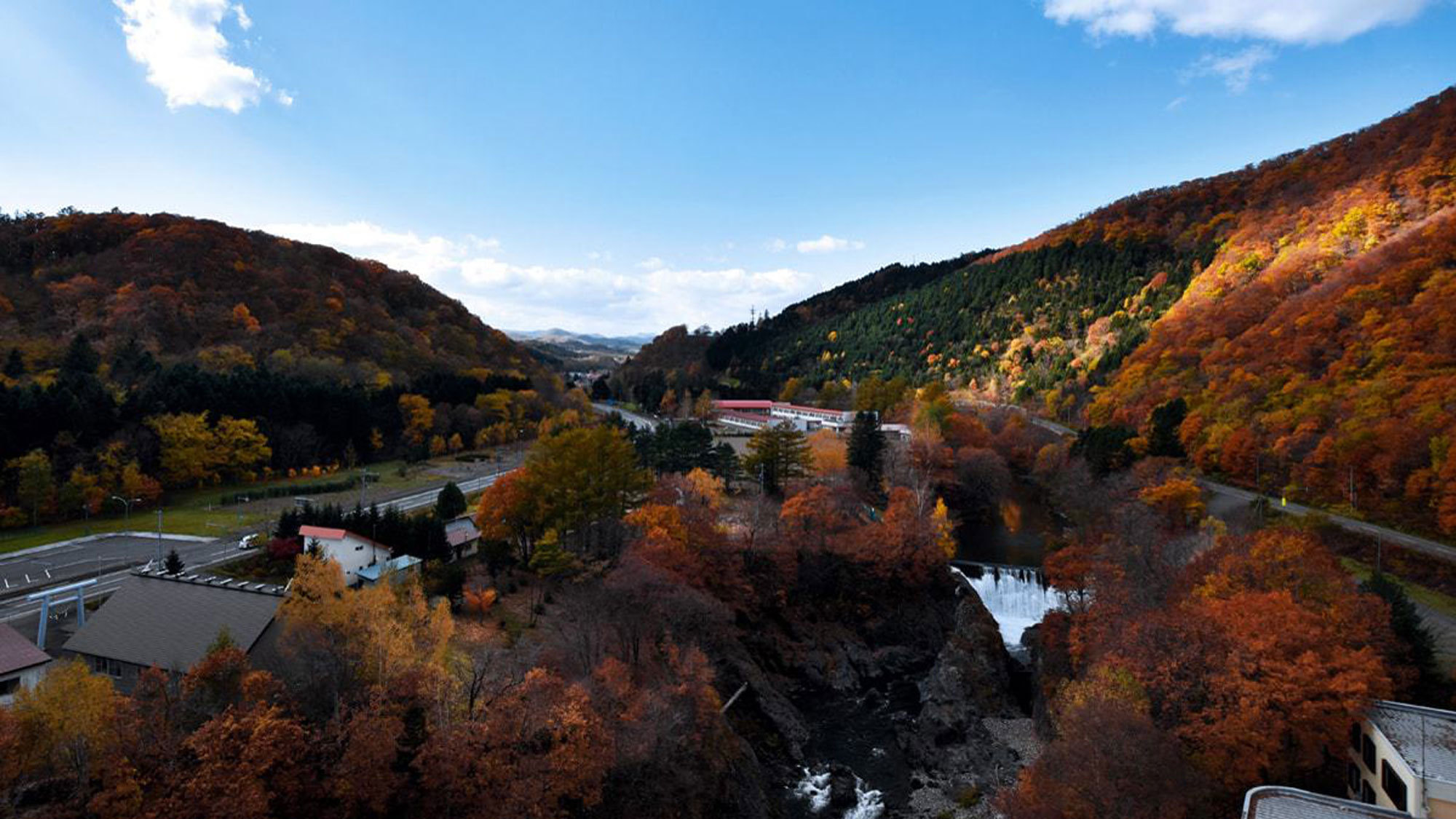 【秋の錦仙峡】紅葉に染まる山と渓谷のパノラマをお楽しみ下さい。