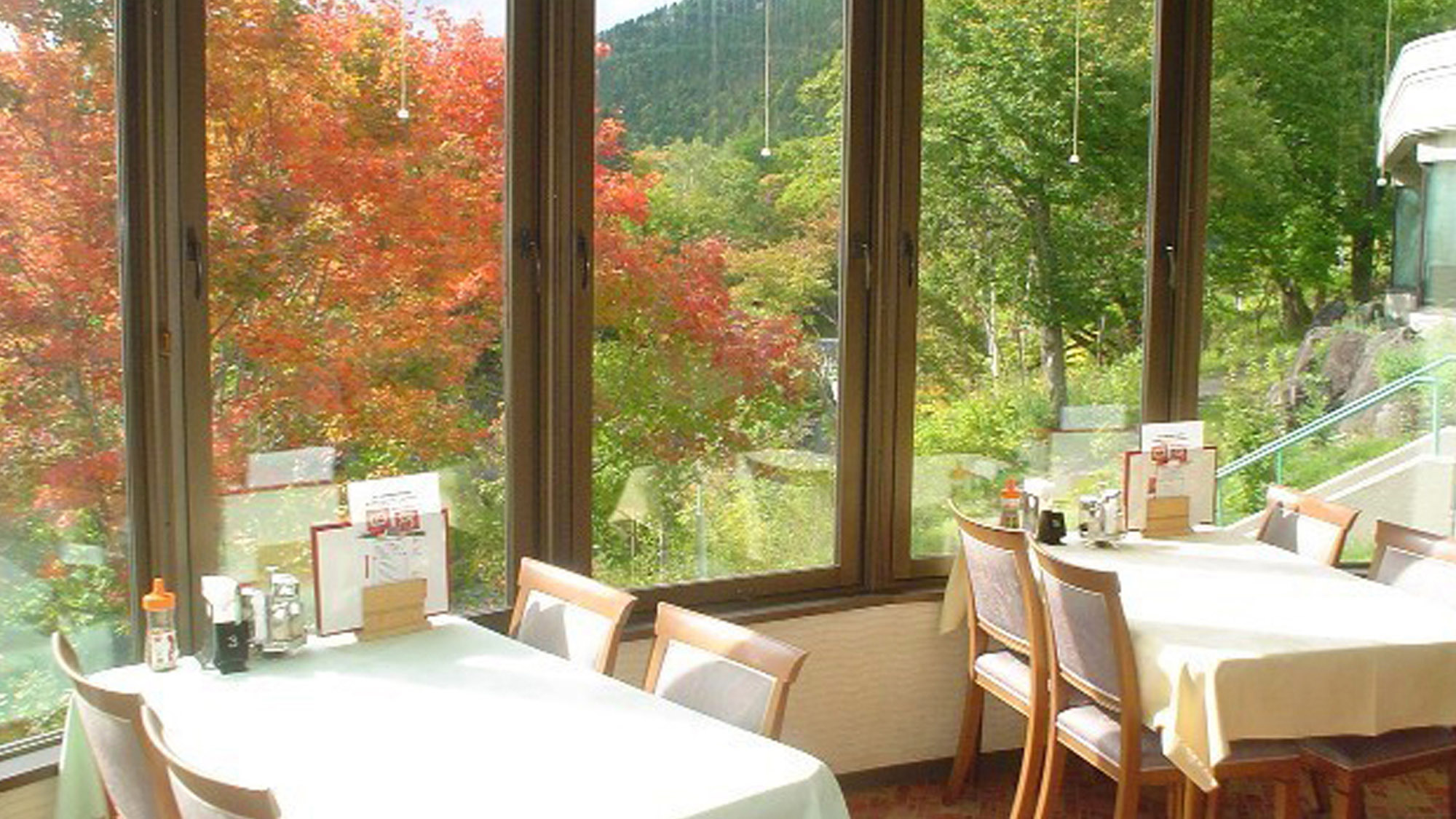 【レストラン】紅葉を眺めながらお食事をお楽しみ下さい。