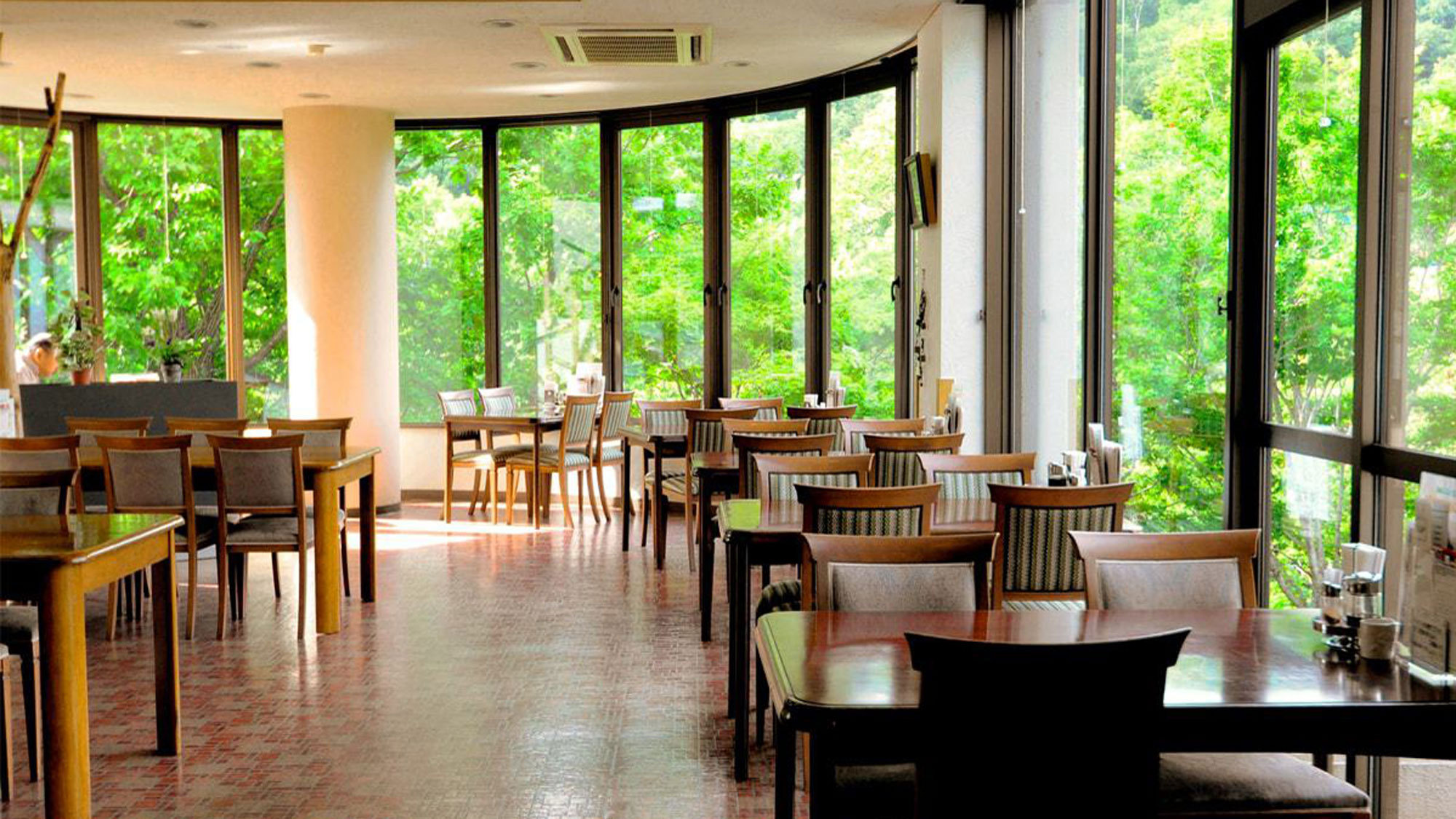 【レストラン】眼下に錦仙峡を望む「森のレストラン」
