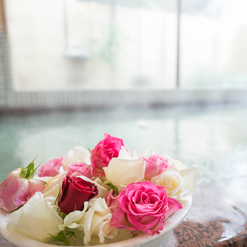 【大浴場】季節によってバラの品種や大きさが異なります。（一例）