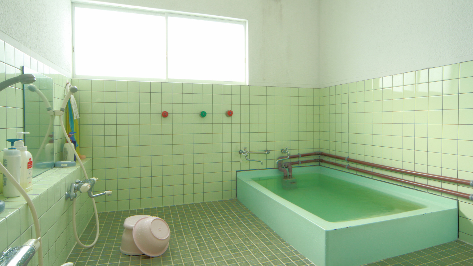 【男性用浴室】3ヶ所あるお風呂は男女共、ヘルストロン温泉を使用しております。
