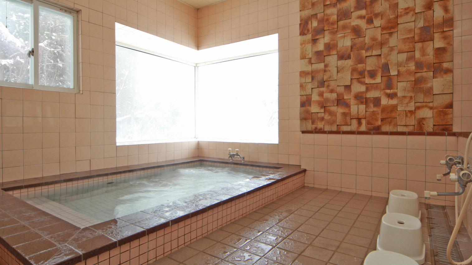 【男性用浴室】男性用のお風呂。ヘルストロンの人工温泉をお楽しみ下さい。