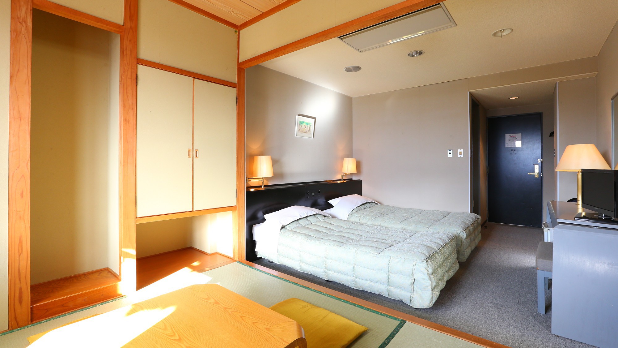 【本館・和洋室２０平米】のお部屋です。和室もあるのでゆったりお過ごしいただけます。