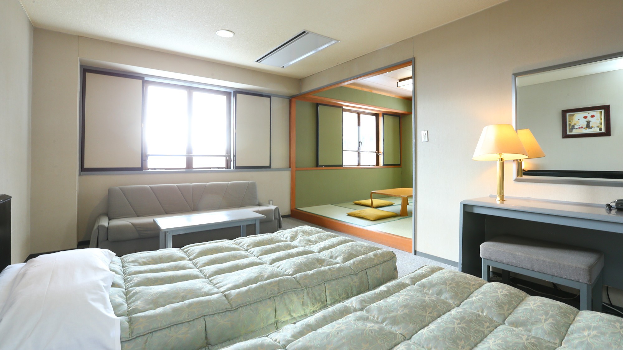 【本館・和洋室36平米】のお部屋です。窓からは四季折々の奥信濃の絶景も。