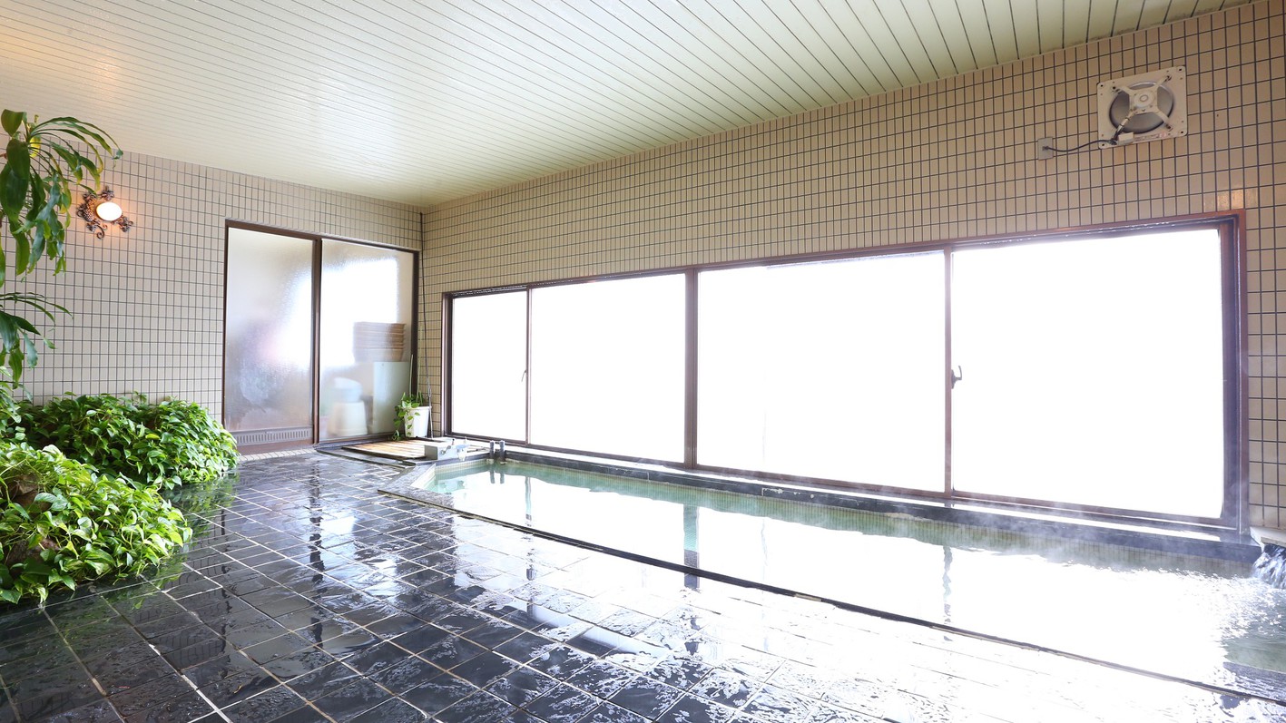 大浴場。肩こり、腰痛に効く温泉です。旅の疲れを癒してください。