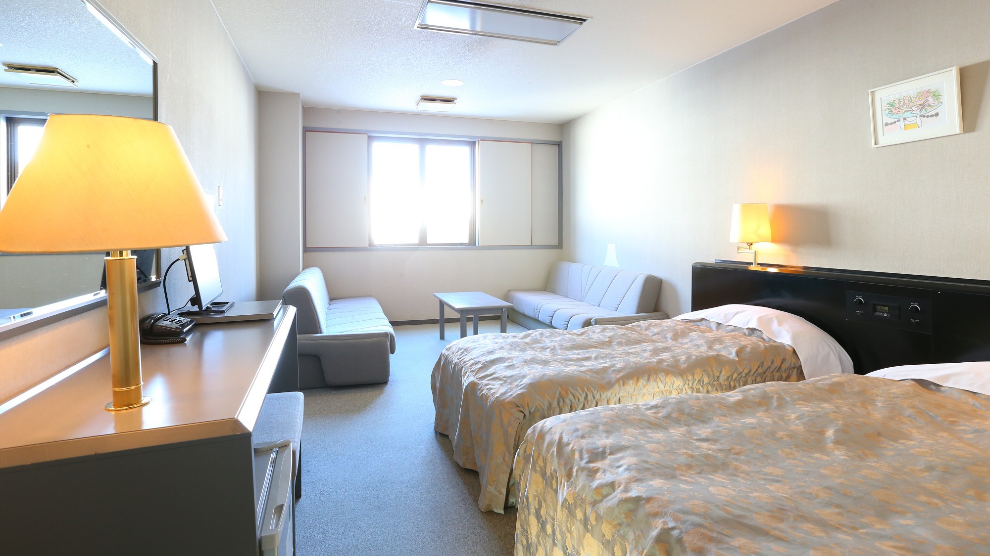 【本館・洋室ツイン20平米】のお部屋です。ソファベッドがございます。