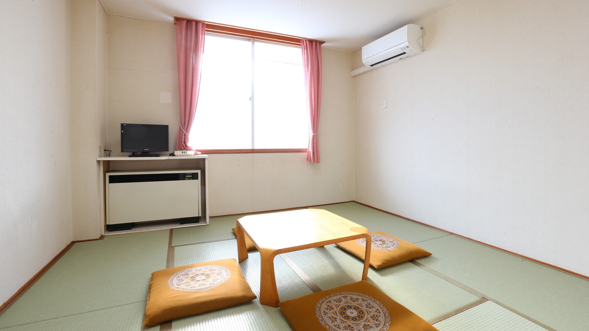 【本館・和室8畳（バス無し）】のお部屋です。