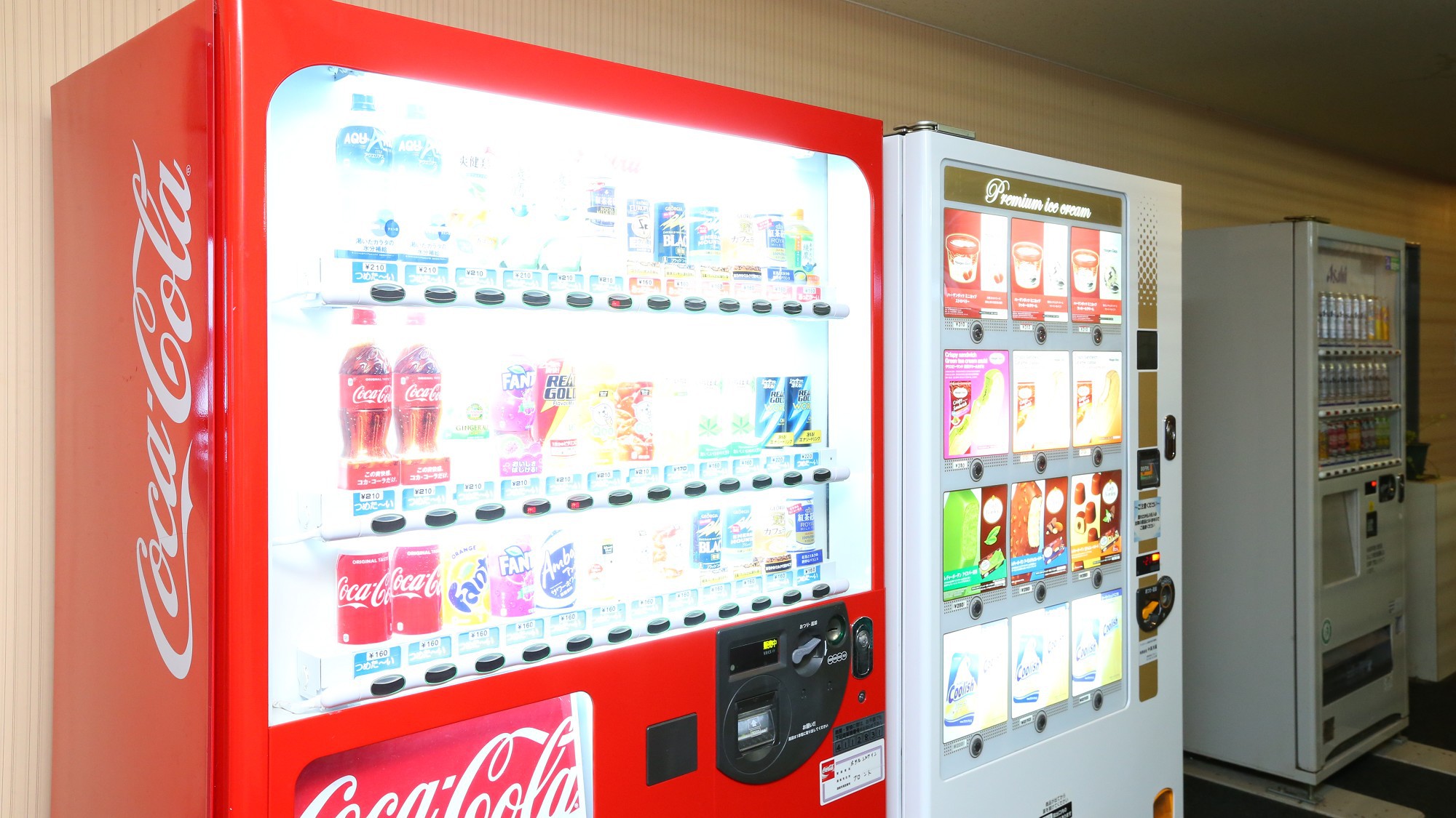ロビー横に自動販売機がございます。