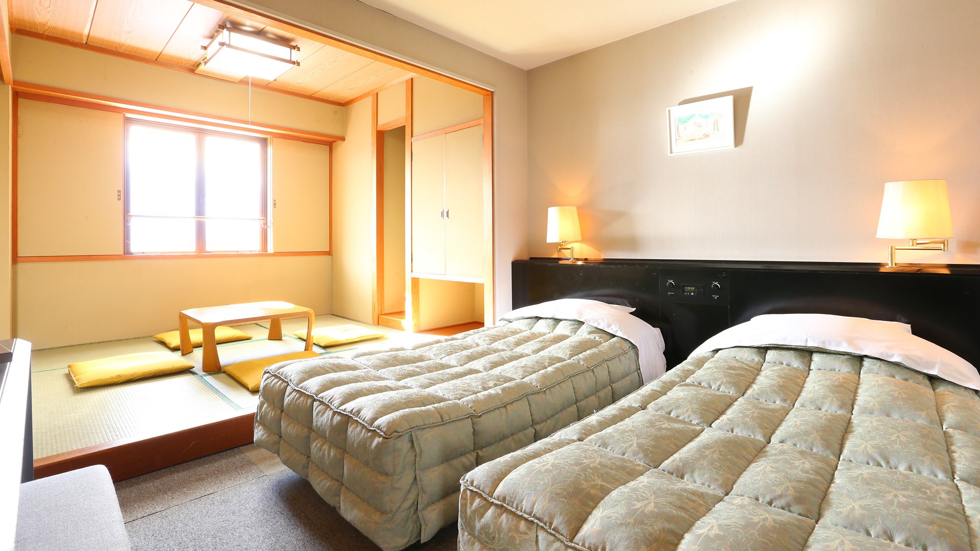 【本館・和洋室２０平米】のお部屋です。和室もあるのでゆったりお過ごしいただけます。